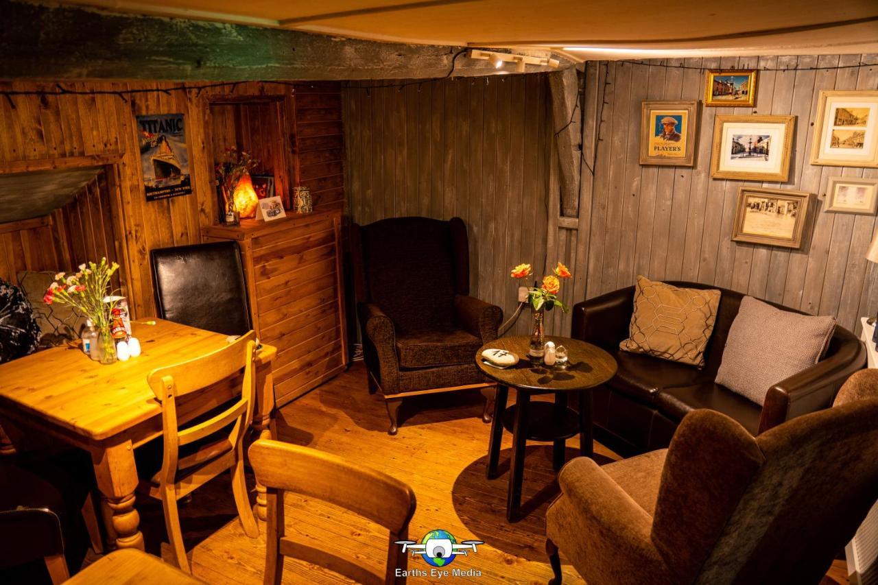 The Bear Inn Llandovery Dış mekan fotoğraf