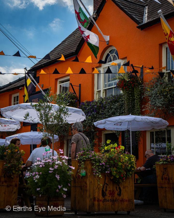 The Bear Inn Llandovery Dış mekan fotoğraf