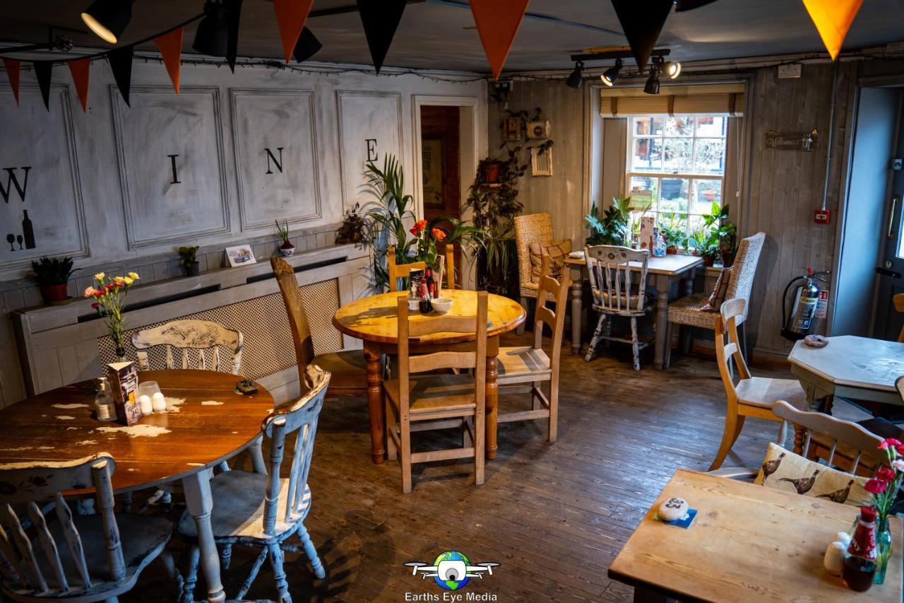 The Bear Inn Llandovery Dış mekan fotoğraf