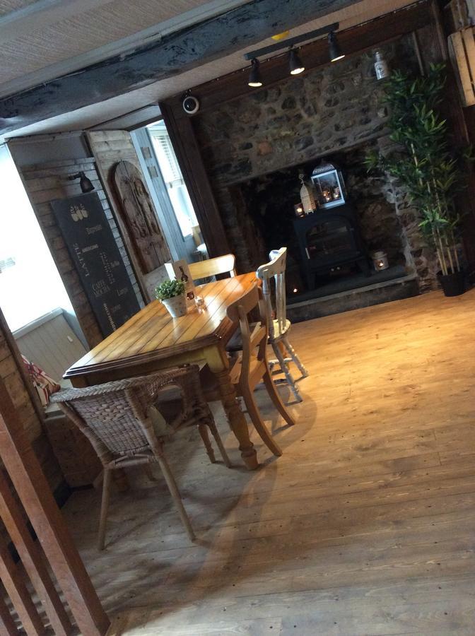 The Bear Inn Llandovery Dış mekan fotoğraf